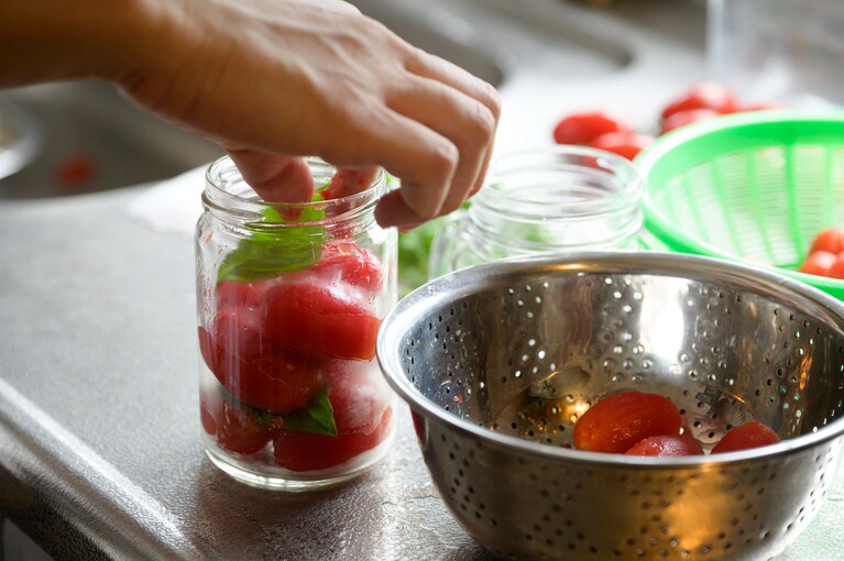 生のまま入れる。