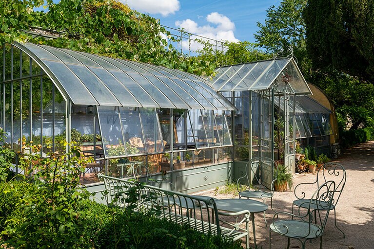 敷地内には温室も備える。