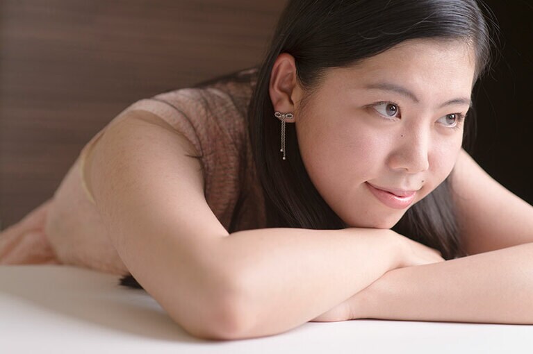 イマジネーション豊かで、子供の頃から一人遊びが得意だった。自由な音楽教育が彼女の才能を開花させていく。