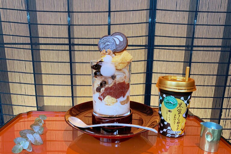 「和パフェ　黒蜜きなこラテ」1550円と 期間限定の「マウントレーニア　黒蜜きな粉ラテ」180円。