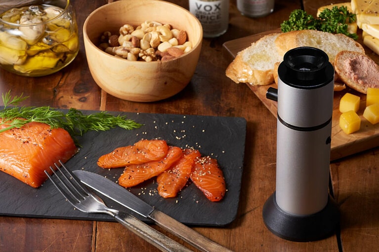 短時間で燻製をつくるコンパクトスモーカー グリーンハウス「GH-SMKB-SV」。