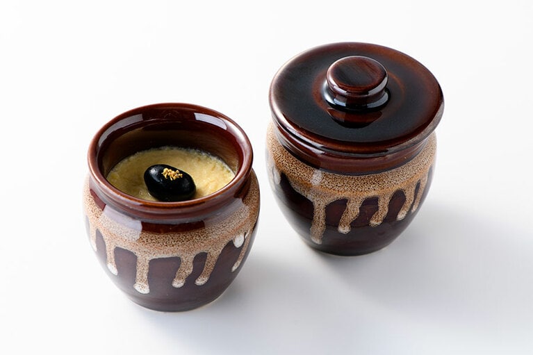 【岐阜】日本料理 上見屋の「美濃焼ミニ壺入り 岐阜プリン」各830円(90g)。