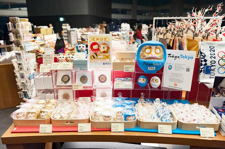 都庁展望室にずらりと並ぶ東京土産。だるま 各514円～。
