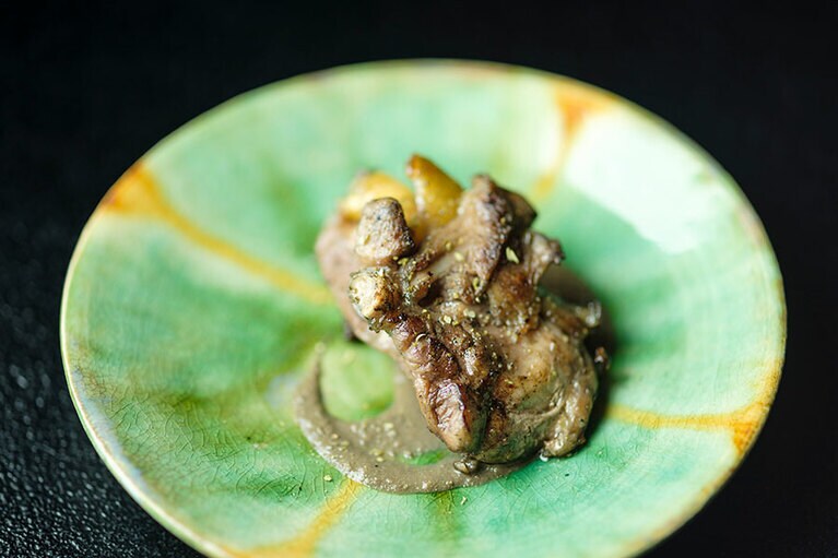 “焼きすっぽん”。すっぽんの肩肉を焼いて、肝ソースで。丸鍋などと違って、ワイルドな味わい。手づかみでいこう。