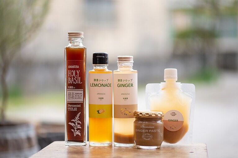 無農薬栽培の生姜や有機レモンなど、優しい食材がベース。天草産ホーリーバジルと黒糖で作った乳酸菌入り酵素バジルシロップ(左)はレアな一品。