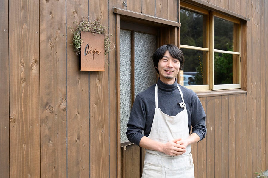 伊藤薫さんは、箱根や東京のフランス料理店などで研鑽を重ね、長岡で人気のフレンチバルを営んだ後、新鮮で豊かな食材や畑作りを目的に佐渡へ移住。