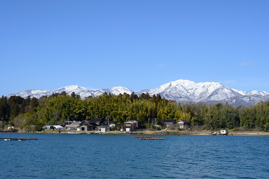 カキの養殖が盛んな加茂湖は新潟県最大の湖。その面積は東京ドーム約100個分。