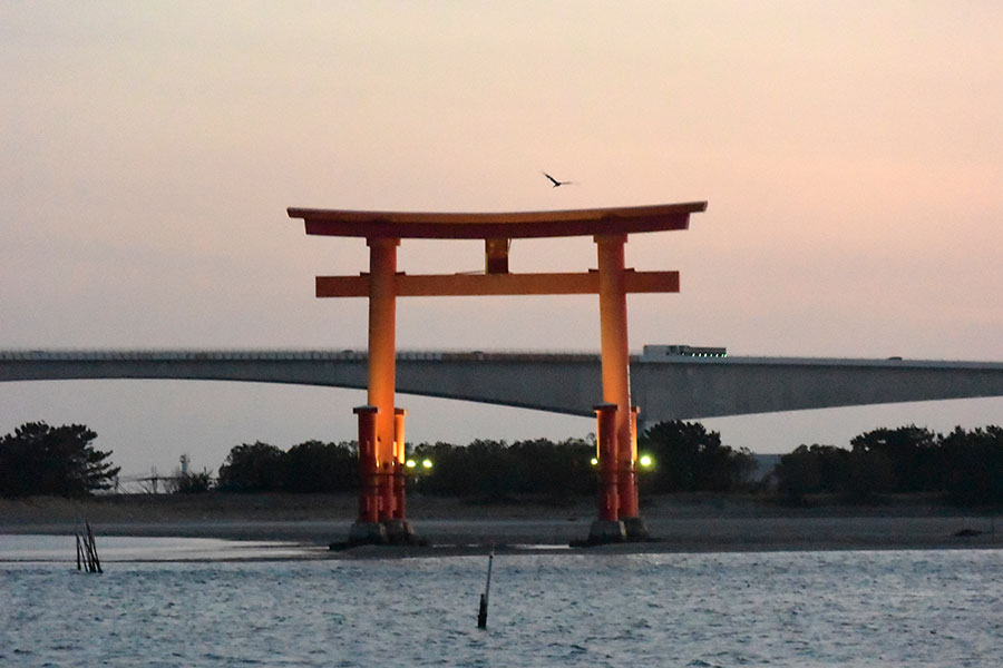 夜になるとライトアップされる弁天島の大鳥居。12月には鳥居の真ん中に夕日が落ちます。