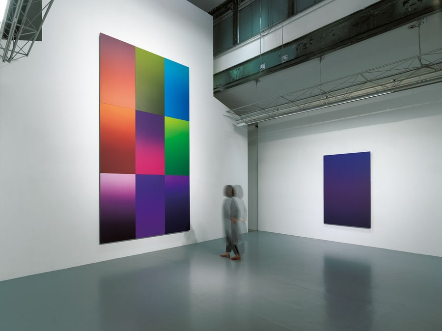柱のない大空間は現代アートの展示に最適。