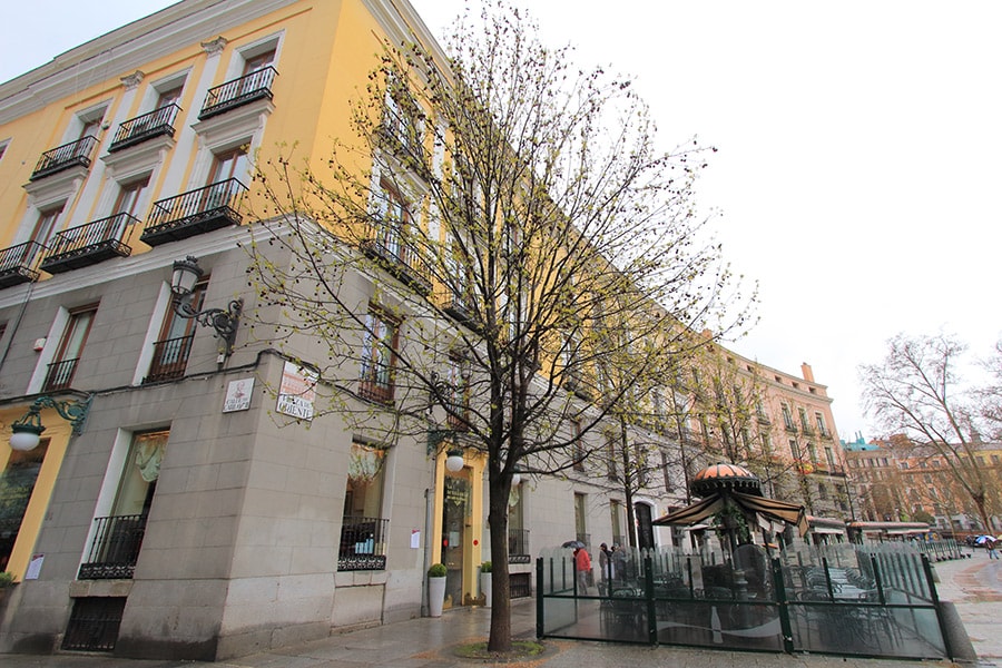 オリエンテ広場に面した王立劇場の隣のブロック。手前の角にあるのが「ラ・ボティレリア・デル・カフェ・デ・オリエンテ」で、その奥に「カフェ・デ・オリエンテ」がある。