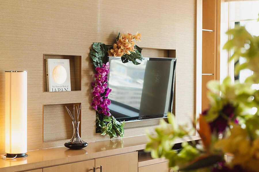 テレビにも花が飾られ部屋全体の統一感が生まれている。