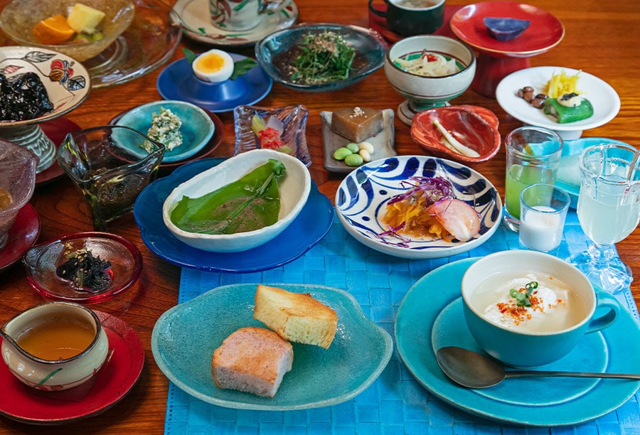 約50種・20皿以上がテーブルを埋め尽くし、全部食べてもわずか585kcal。料理に合わせて選んだ沖縄らしい器も美しい。朝食 3,240円(税込)。＠沖縄第一ホテル