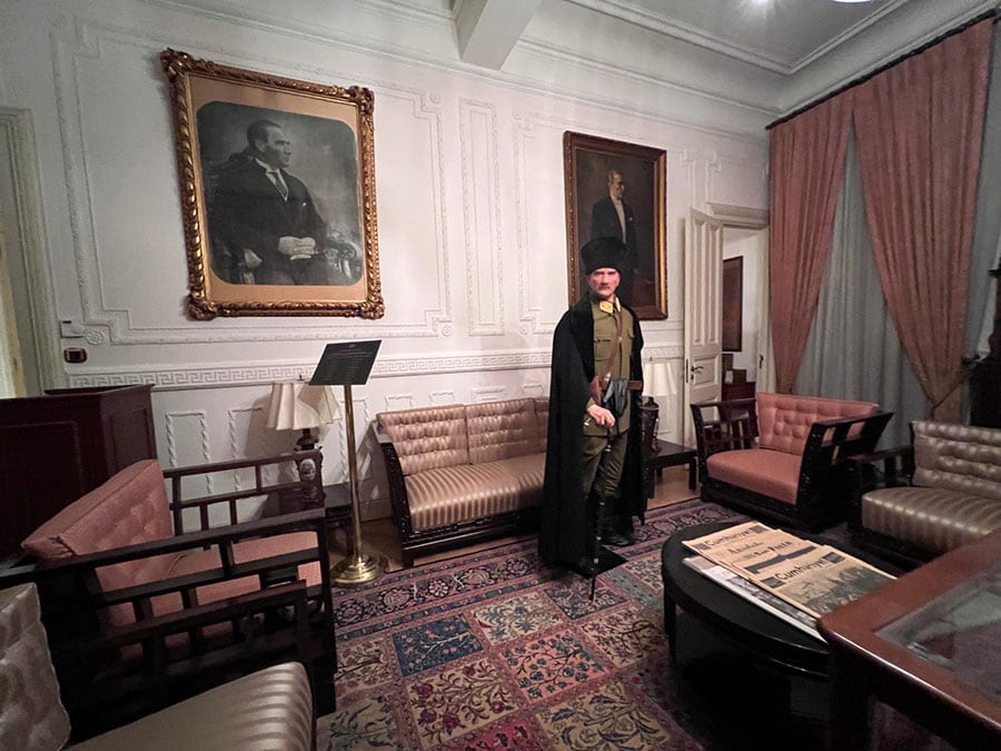 101号室アタテュルク・ミュージアム・ルームには、トルコ共和国初代大統領アタテュルク氏が好んで滞在した客室。人形とともにゆかりの品が展示されている。