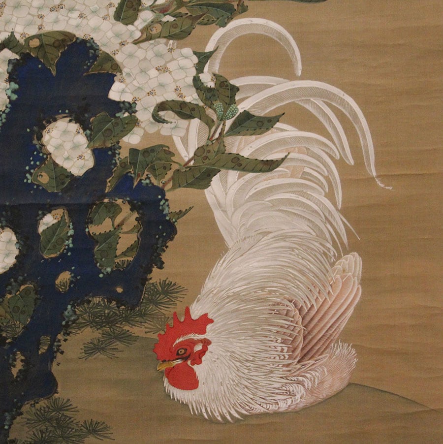 白鶏の精緻で写実的な描写と、すべてが正面を向く紫陽花の幻想的な表現の対比が見どころ。