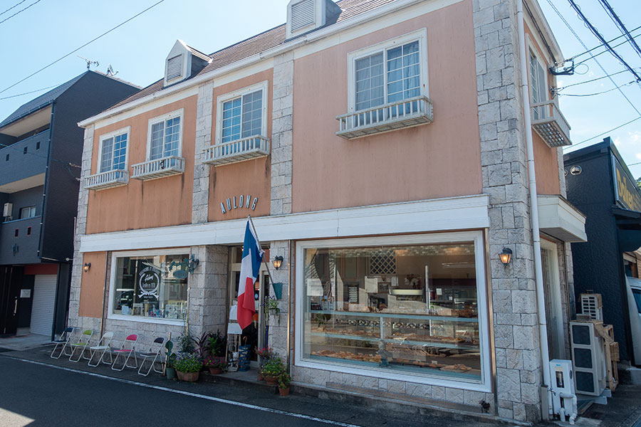店先に掲げられた大きなフランス国旗が目印。