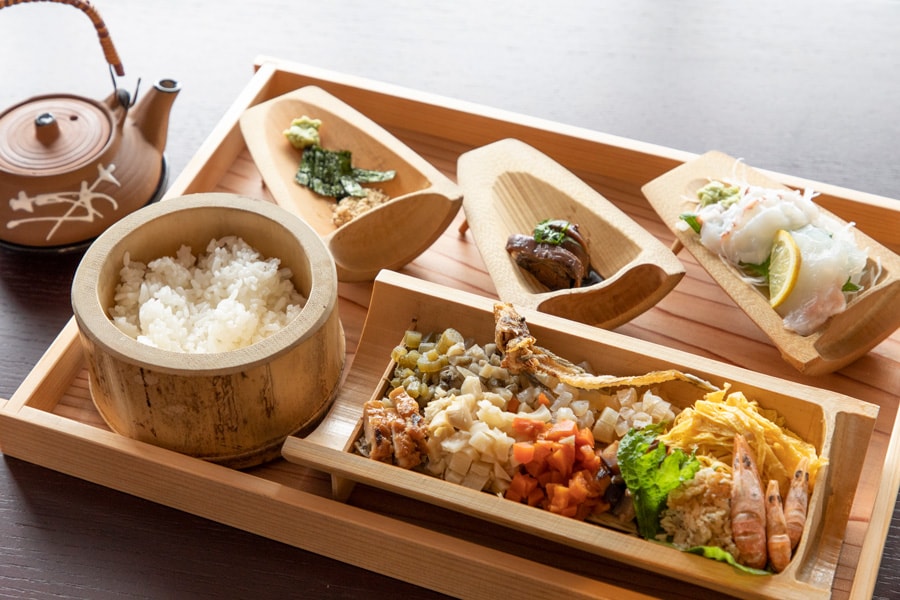 現在、竹原市内8店舗で提供している魚飯。「茶寮一会 -ICHIE-」では、旬のお刺身やタコ煮を添えたオリジナルスタイルで。3,000円(4名以上から要予約)。