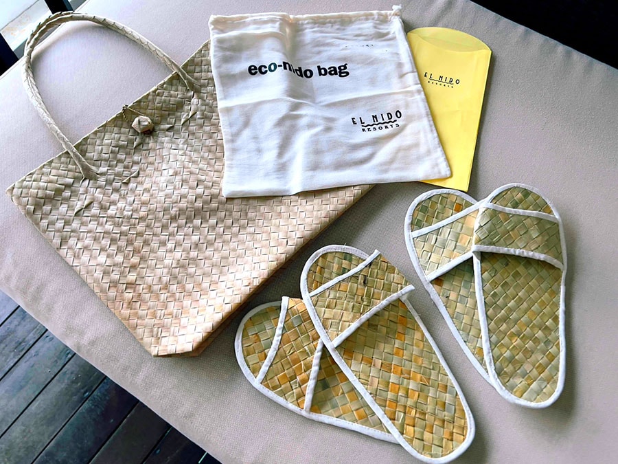 客室に置かれているバッグやスリッパはヤシの葉製。白い布製の袋は「eco-nido bag」。プラスチックごみ分別用の袋だ。