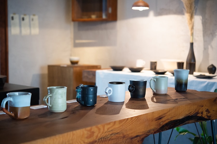 萩焼の若手作家の器が並ぶギャラリー・カフェ「cafe＆pottery 音」。
