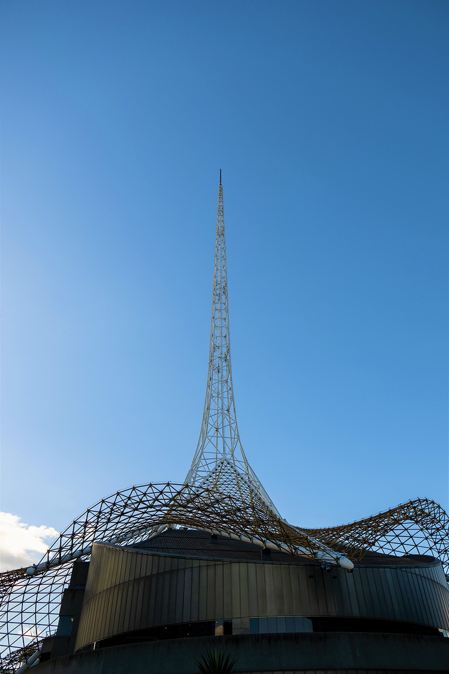 高さ162メートルの尖塔がそびえるアート・センター・メルボルン。