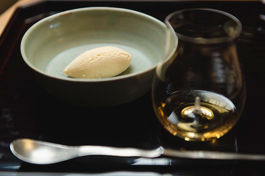 満寿泉 純米大吟醸 寿 プラチナの酒粕アイスを食後酒と共に味わう。