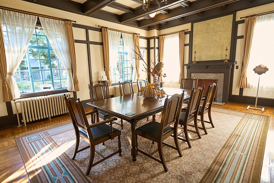 和のテイストも取り入れた1階の食堂。テーブルや椅子は横浜家具が設えられているそう。