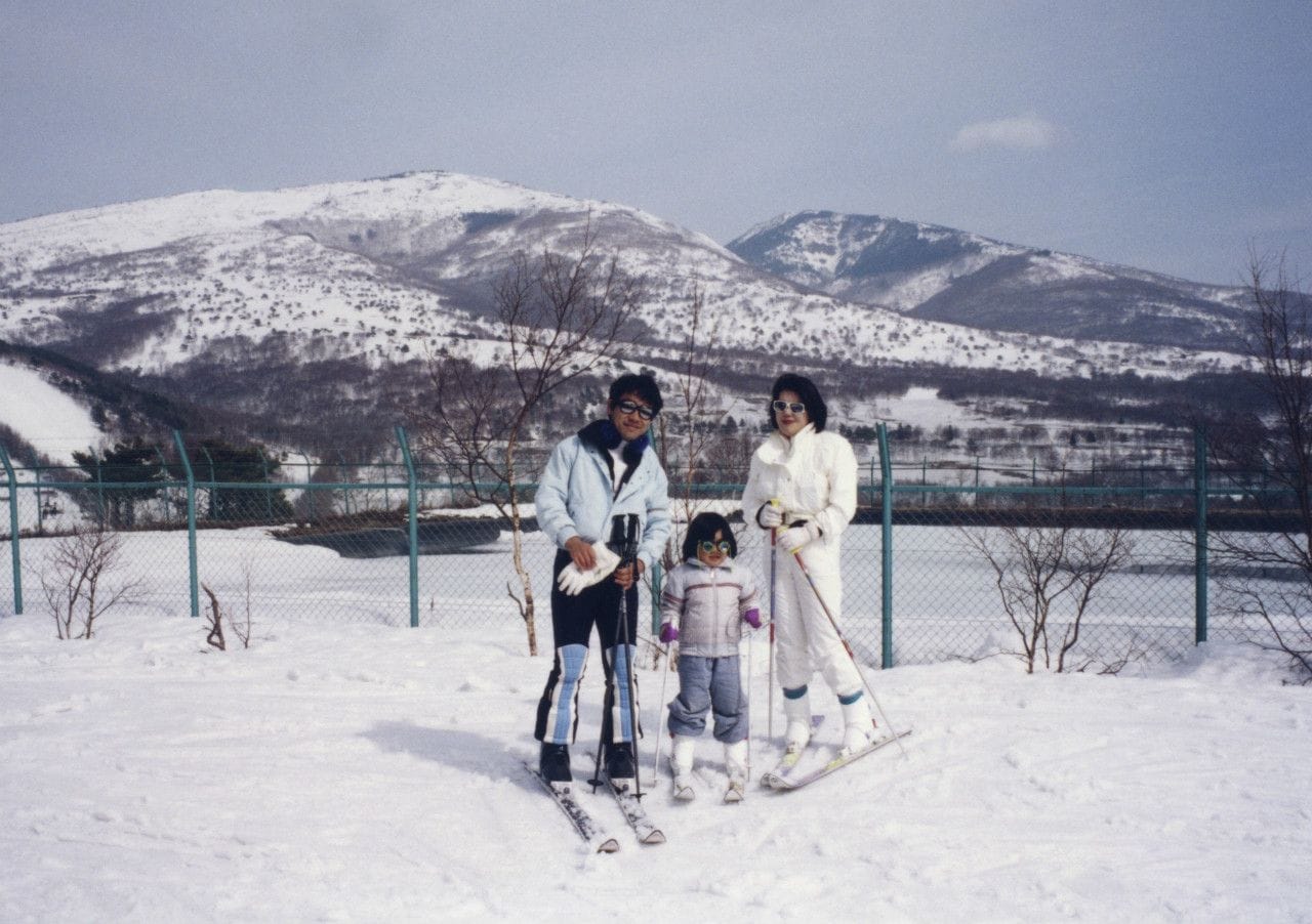 1998年冬、長野・菅平でスキーを楽しむ小室さん一家。右が母の佳代さん　宮内庁提供