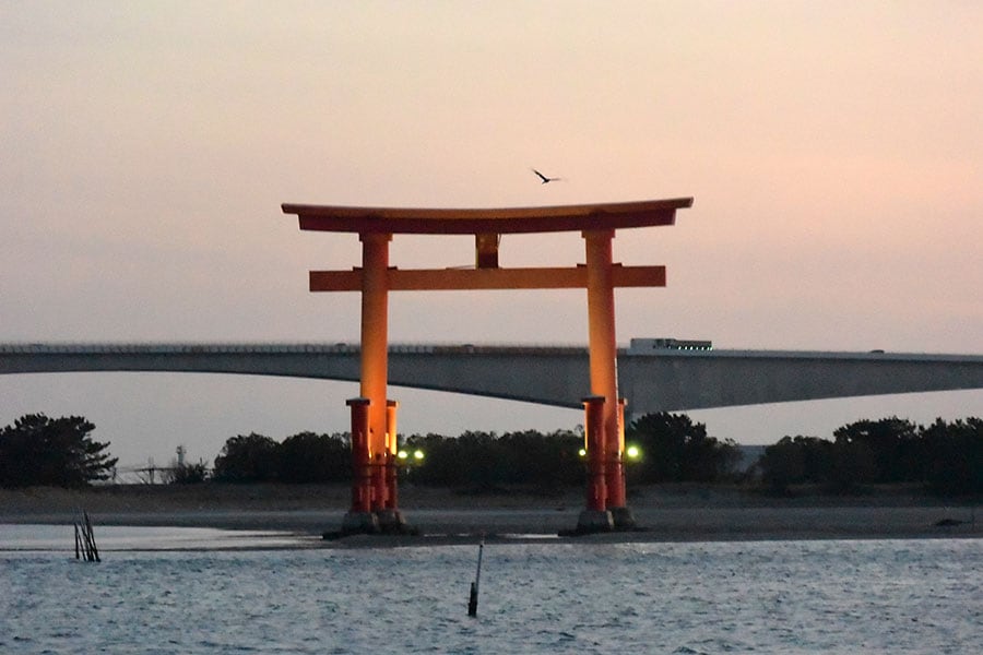 夜になるとライトアップされる弁天島の大鳥居。12月には鳥居の真ん中に夕日が落ちます。