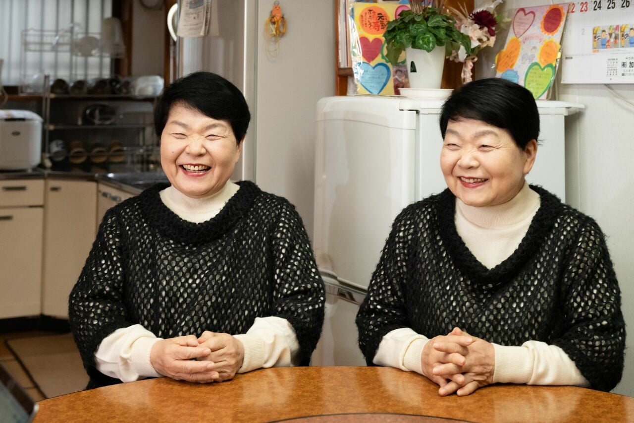 左から姉の深見美智子さん（77）、妹の深見喜久子さん（77）