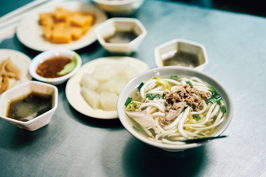 米粉から作られた麺・米苔目（30元）は、独特のもちぷる感が堪らない。茹で野菜は店主の母が、自らの畑で育てたもの。ニンニクたっぷり、パンチの効いたタレと一緒に。