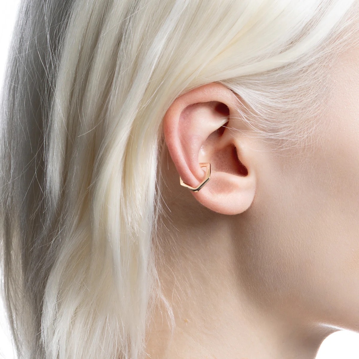 MANHATTAN ヘキサゴン イヤーカフ 着用イメージ。