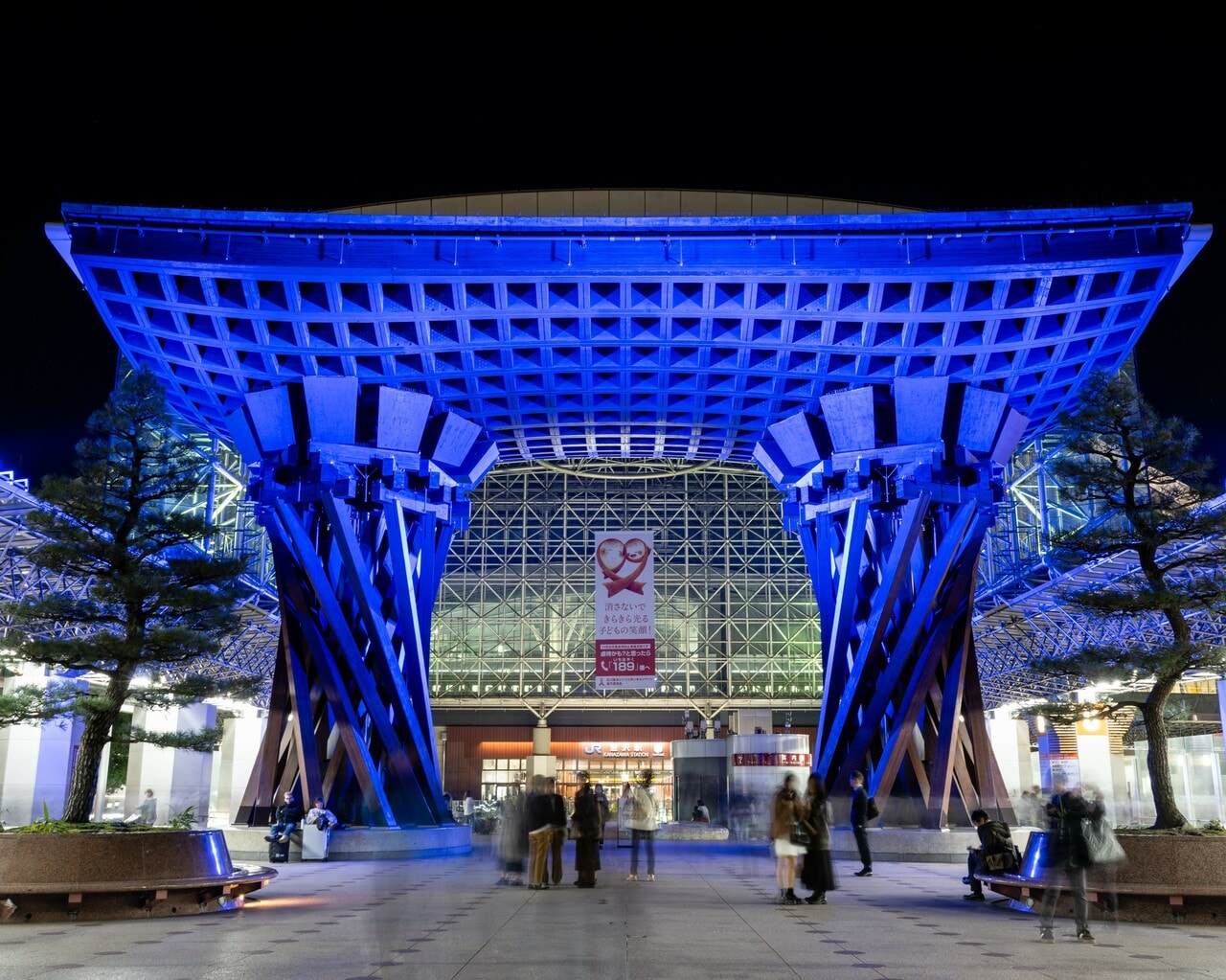 夜になると荘厳にライトアップされる金沢駅・鼓門。駅前からホテルへは車で約10分。