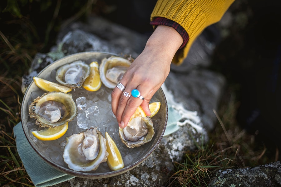 3～8月の収穫期にのみ食せる「ブラフ・オイスター」は、世界７大オイスターの一つと言われている。毎年の収穫量が決められており、そのほとんどが国内で消費されて海外に出回らないことから、幻のオイスターとも称されている。©Miles Holden