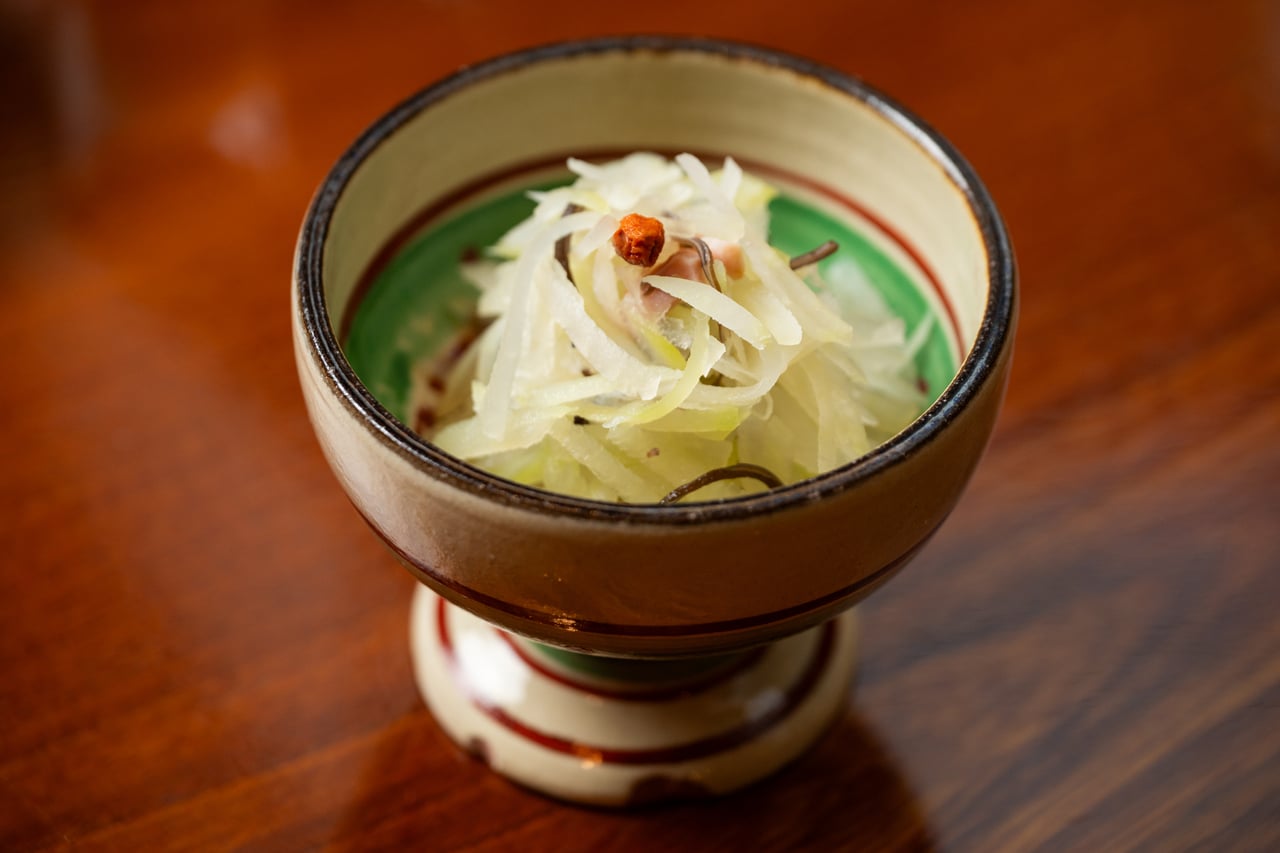 テーブルを彩る食器は沖縄の焼き物を使用しているという。