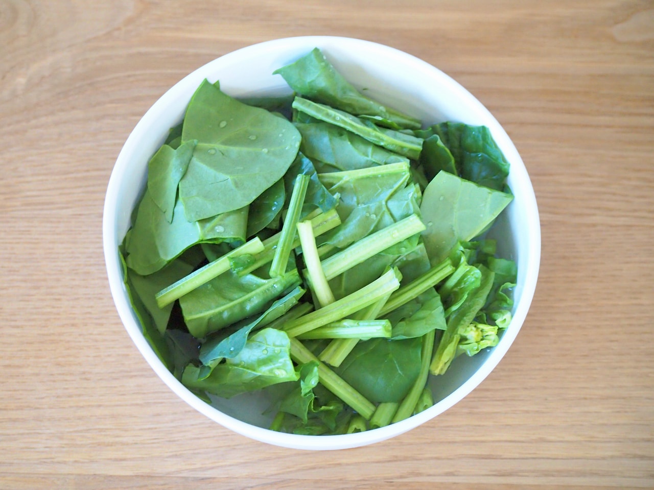 ほうれん草は株を切り落とし、4cm長さに切り、水にさらしてアク抜きをする。