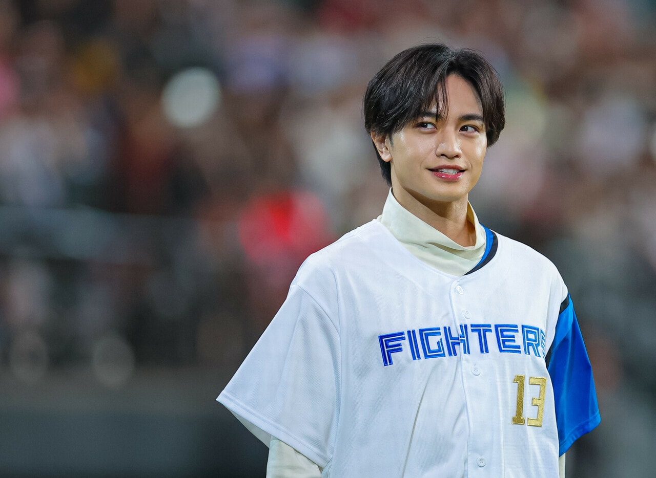 2025年5月、日本ハムvsオリックス戦の前、ファーストピッチセレモニーに登場した中島健人。ケンティーの笑顔と野球ユニフォームとの組み合わせは、爽やかの極み！©時事