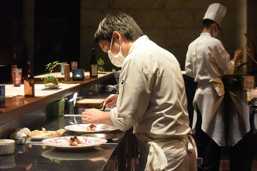 林シェフのお料理は味わい、香り、食感などの五感を満たしつつ、味わいに時間差もあったりして、一口にいろいろな仕掛けがあります。「料理は音楽を作るのと似た感覚で、心地よいハーモニーになるように仕上げていきます」と、林シェフ。