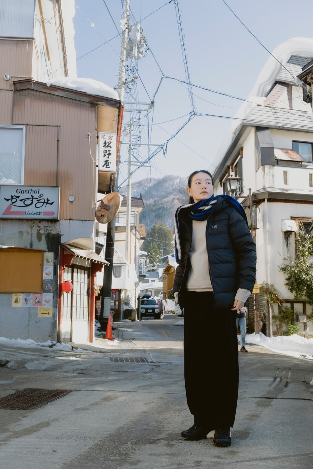 山本奈衣瑠さん。ソリウム フーディ ウィメンズ84,700円 エンブレム フリース クルー ウィメンズ18,700円／以上アークテリクス