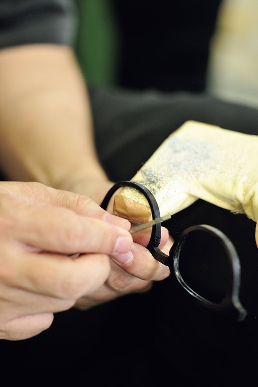 やすりを使い、切り出したフレームの角を手作業で丸く削る。