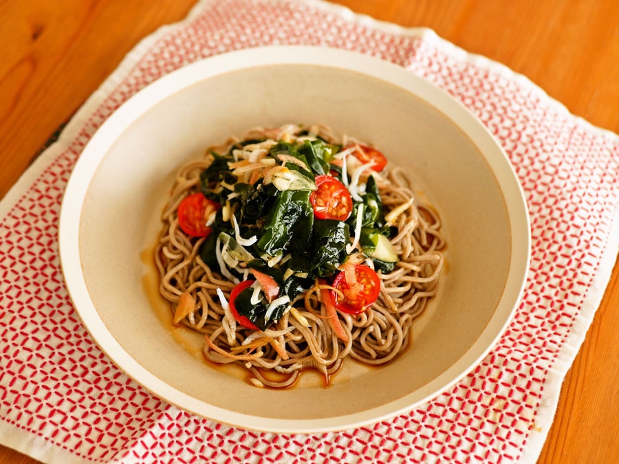 わかめトマトのっけ蕎麦。