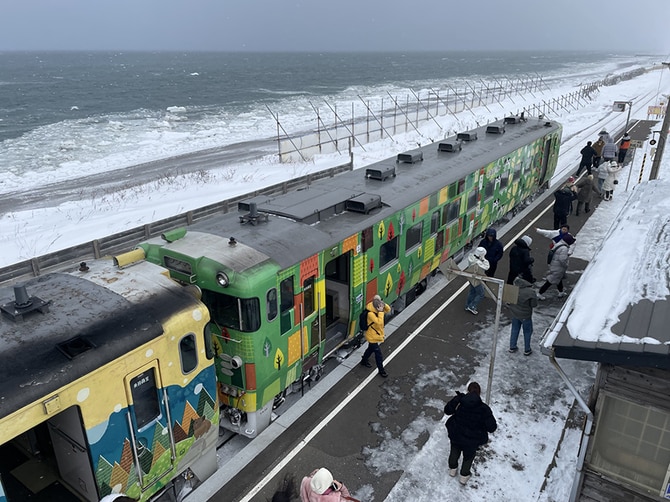 北浜駅（臨・原生花園駅から1駅・約6分）に停車する「流氷物語号」。写真提供：JR北海道釧路支社