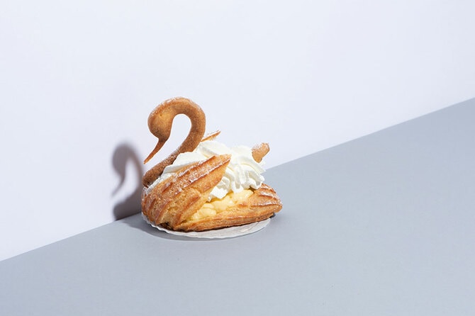 【一点物｜スワンシュークリーム 食品サンプル｜高精細造形・アート作品】 富澤商店 | レシピ | エレガントないちごのスワンシュー 置物