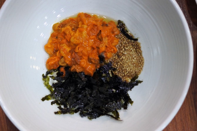 手書きメニューにひかれてオーダーした生うにのビビンバ（1万8000ウォン）。感涙。