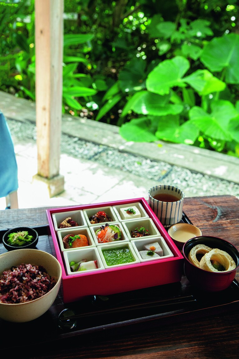 「たなどぅいプログラム」で味わえる「種子取祭朝食」。粟味噌のアンダンスー（油味噌）や、ピンタクなど、祭りにゆかりのある縁起のいい一品を取り入れた特別なもの。