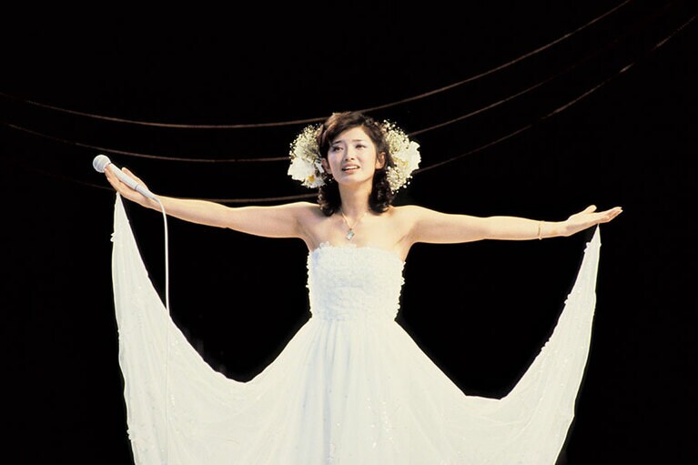デビューはアルフィーより一年先輩（1973年）の山口百恵。画像は1980年の引退コンサート。美しすぎる。©文藝春秋