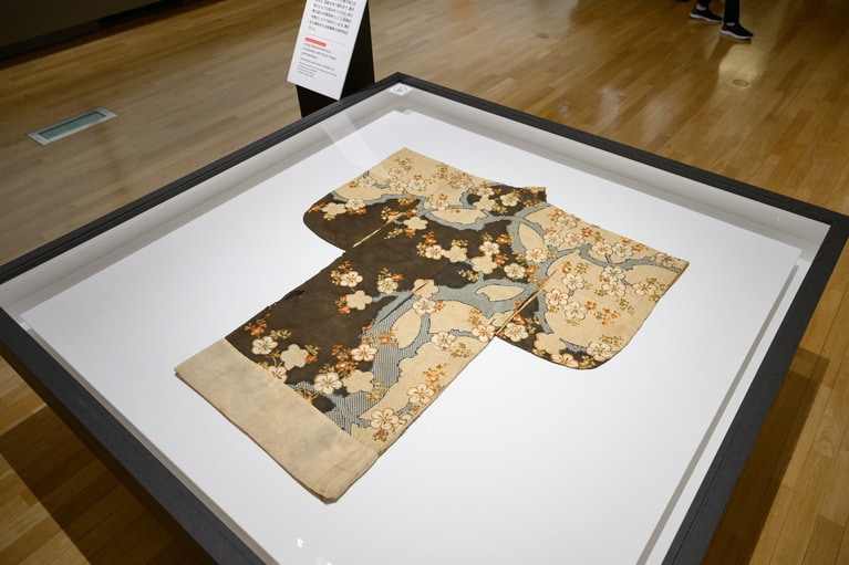 特別展「江戸☆大奥」会場写真。重要文化財 振袖 黒綸子地梅樹竹模様 桂昌院（お玉の方）所用 江戸時代 17世紀 東京・護国寺（文京区）蔵 前期展示：7月19日（土）～8月17日（日）　撮影：平松市聖