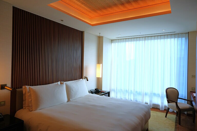 キングベッドを配したベッドルーム。