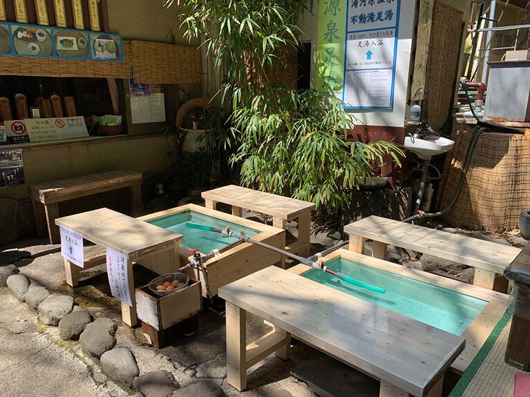 「不動滝茶屋」にある足湯。100円で利用できる。