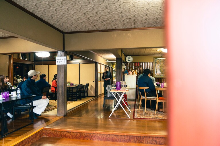 中央奥が女将さん。