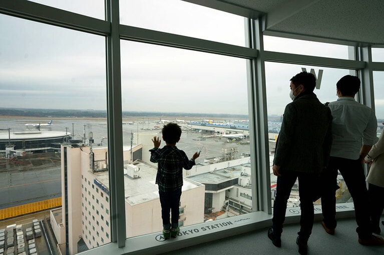 窓の外を食い入るように眺める参加者のお子さん。