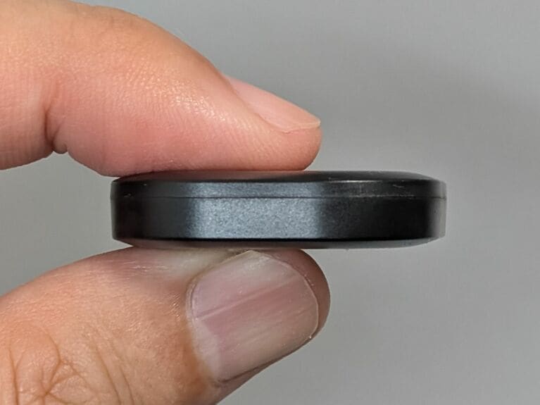 電池を内蔵する関係で厚みがあります